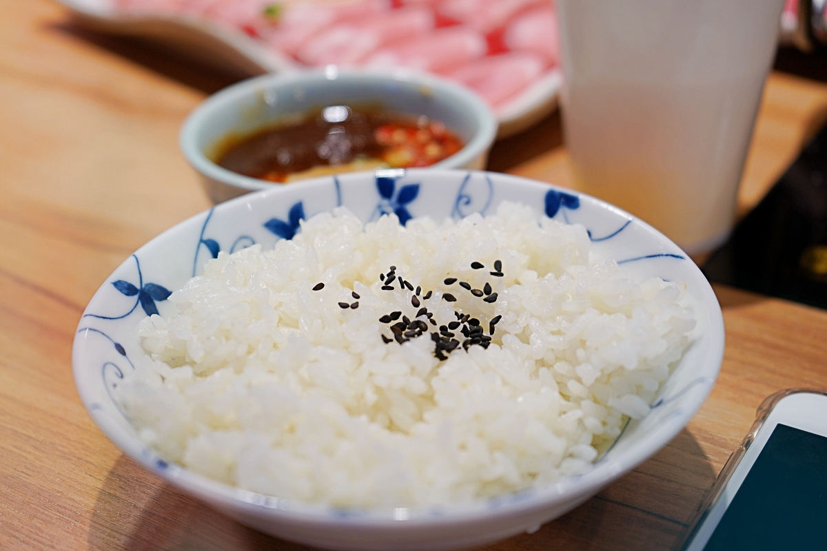 小海水產｜景安捷運站美食｜中永和海鮮小火鍋｜西班牙梅花豬肉鍋、薑絲蛤蠣雞腿鍋（菜單、價格）