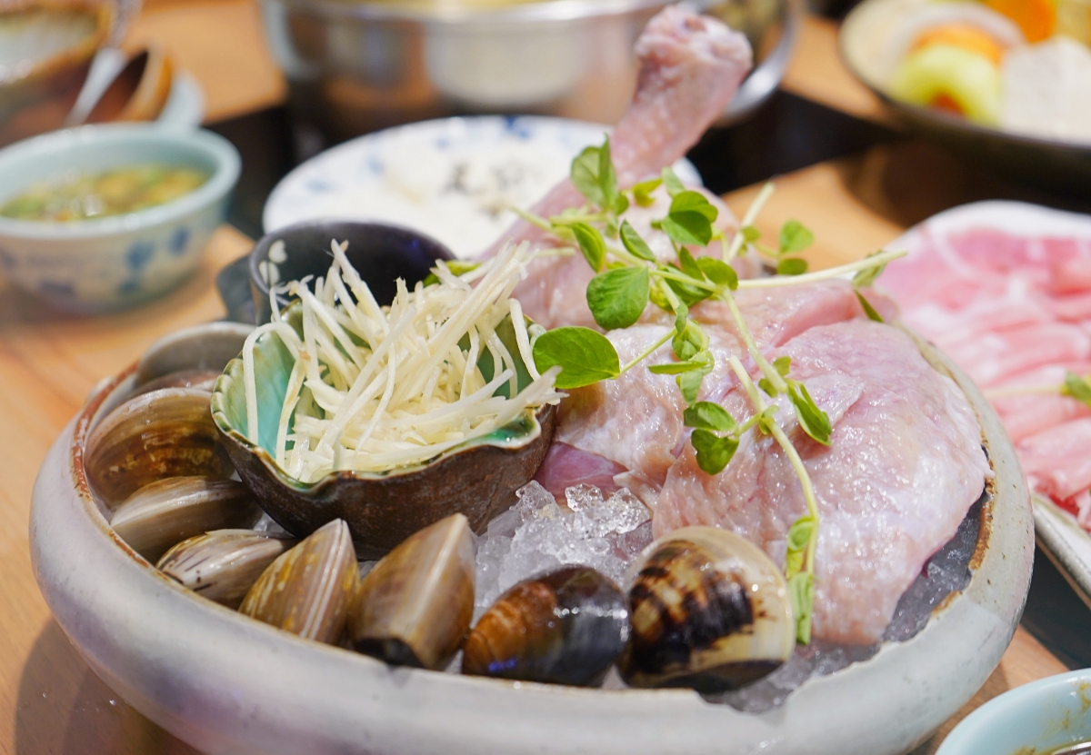 小海水產｜景安捷運站美食｜中永和海鮮小火鍋｜西班牙梅花豬肉鍋、薑絲蛤蠣雞腿鍋（菜單、價格）