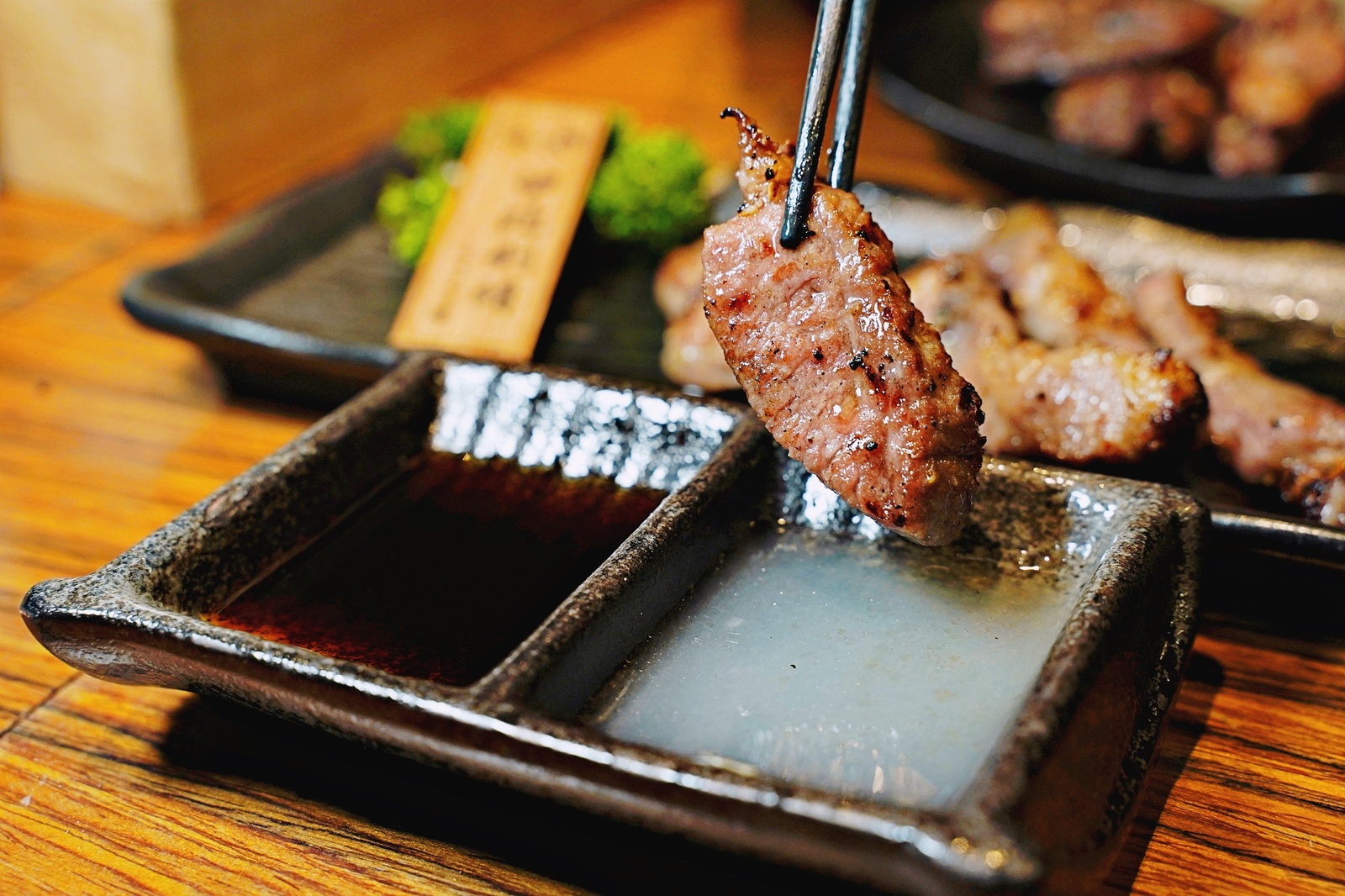 國父紀念館捷運站美食「上吉燒肉Yakiniku」專人幫烤和牛大餐爽爽吃燒肉