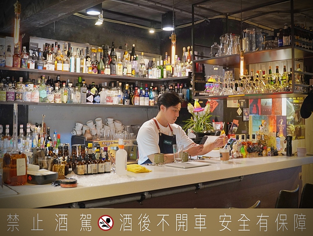 ONCE Cafe&Bar｜西門町酒吧推薦｜高達200隻琴酒下午就開喝，酒香提拉米蘇超推