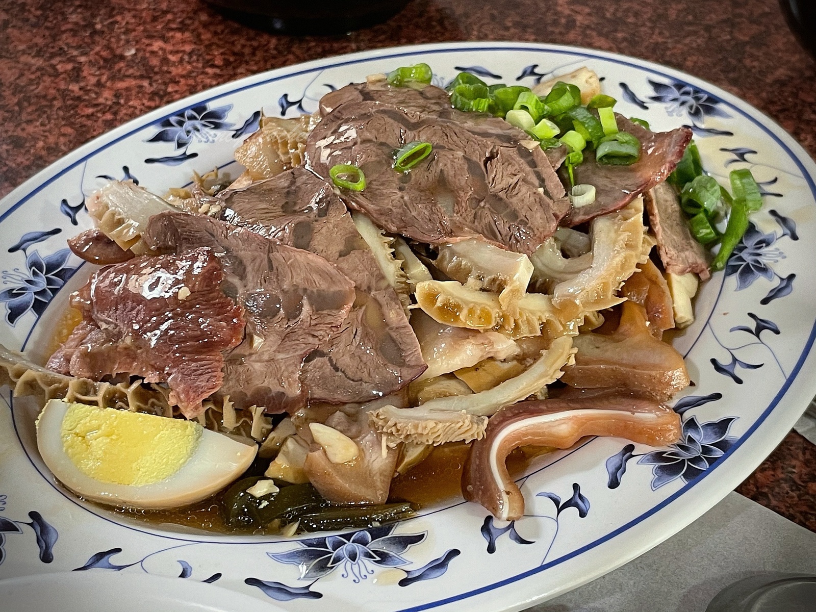 澎湖美食「美東芳牛肉麵」滷味拼盤才是必點特製花椒辣醬絕配