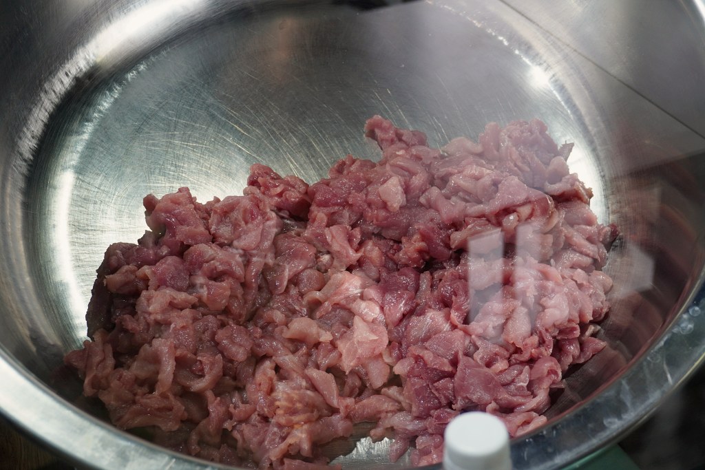 淡水包子「福星阿嬤筍肉包」每日溫體豬肉現做內餡脆筍爽口肉汁滿溢。