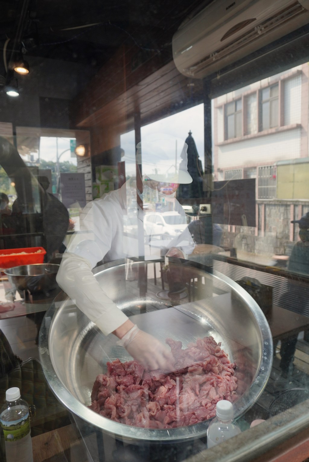 淡水包子「福星阿嬤筍肉包」每日溫體豬肉現做內餡脆筍爽口肉汁滿溢。