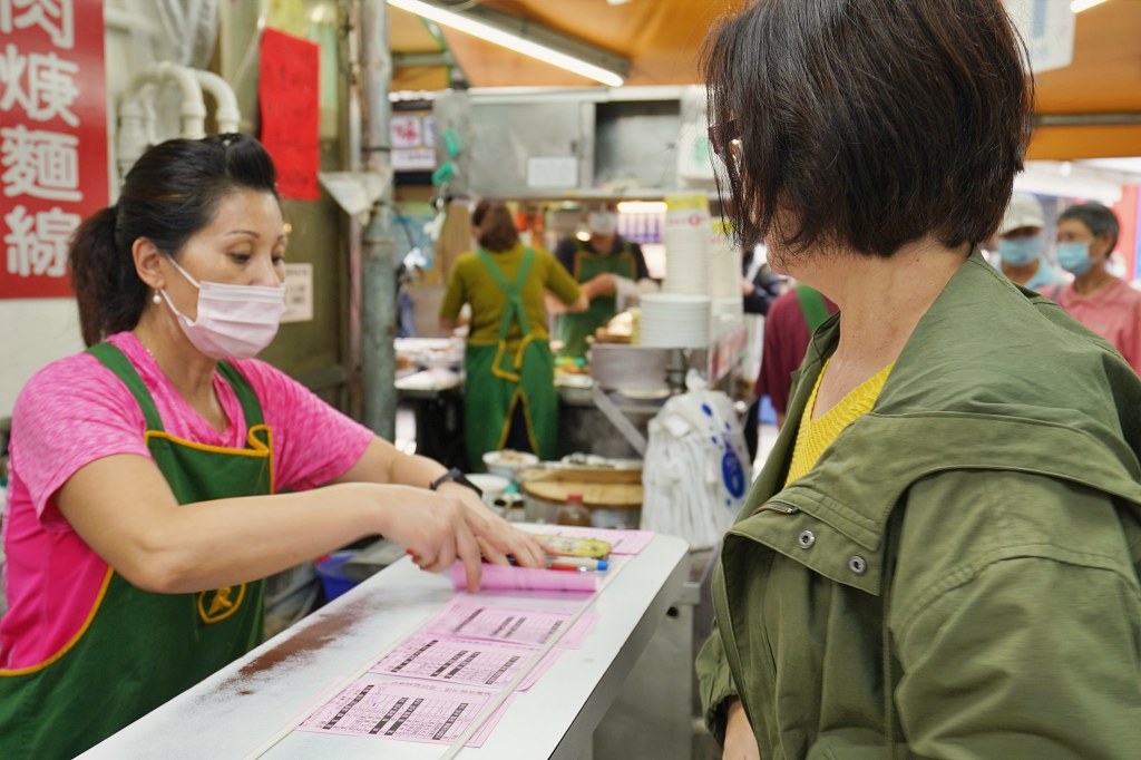 藍家割包 -公館美食｜米其林必比登藍家割包，肥瘦肉可自選花生粉加量不用錢