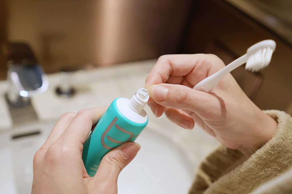 睿爾鈣牙膏｜不會辣的薄荷牙膏，草本萃取照護全家人的牙周健康