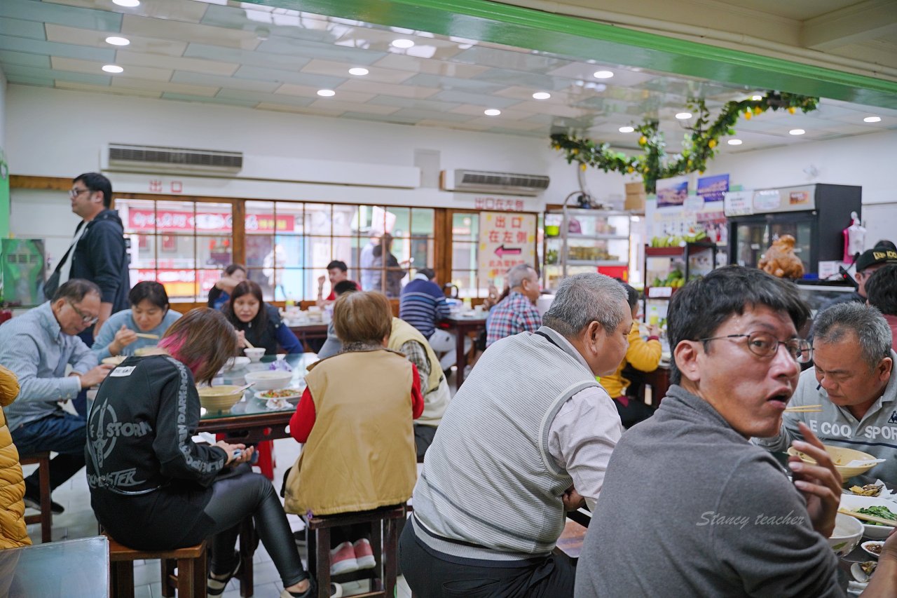 花蓮美食｜佳興冰果室 酸甜檸檬冰果室竟然還有賣什錦炒麵、魚肚湯 而且份量都很大碗