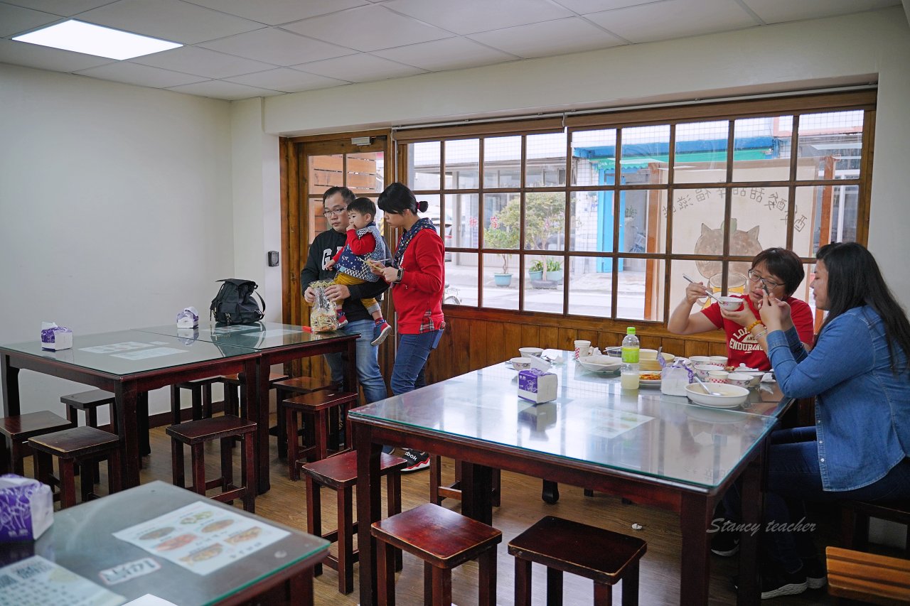 花蓮美食｜佳興冰果室 酸甜檸檬冰果室竟然還有賣什錦炒麵、魚肚湯 而且份量都很大碗