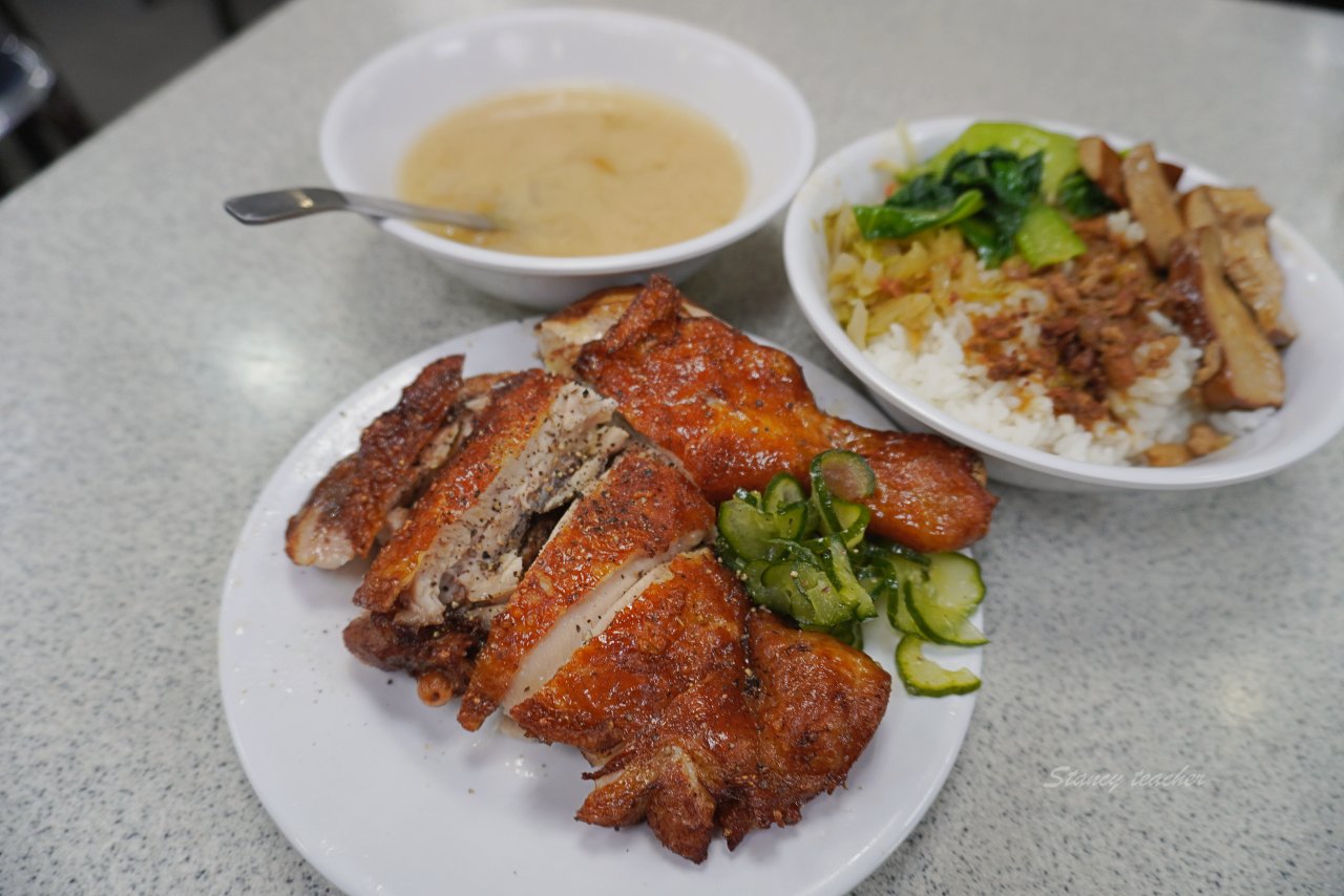 西門美食「金園排骨 」萬年大樓地下室老字號排骨飯、雞腿飯也好吃，還有免費菜湯可以喝