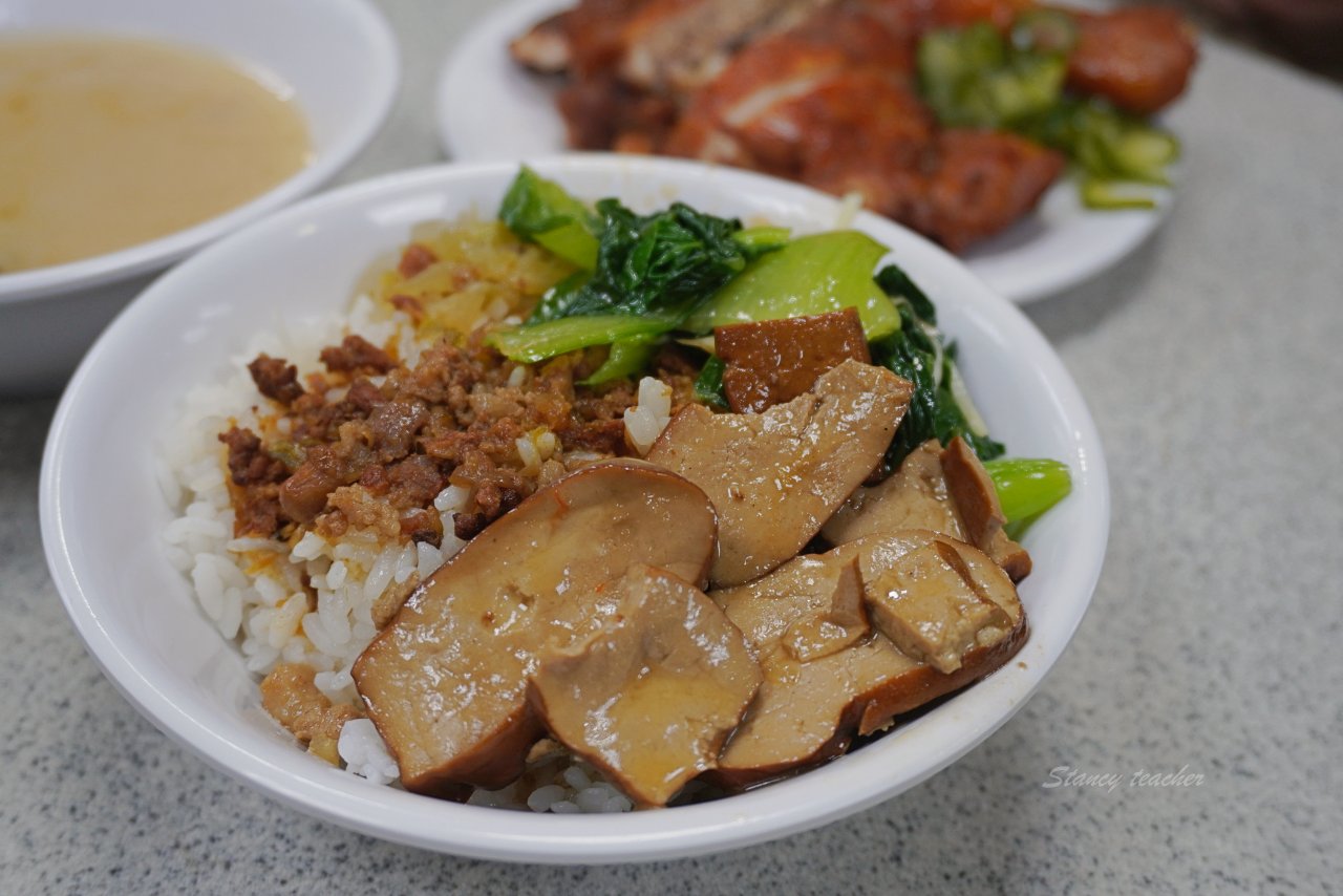 西門美食「金園排骨 」萬年大樓地下室老字號排骨飯、雞腿飯也好吃，還有免費菜湯可以喝