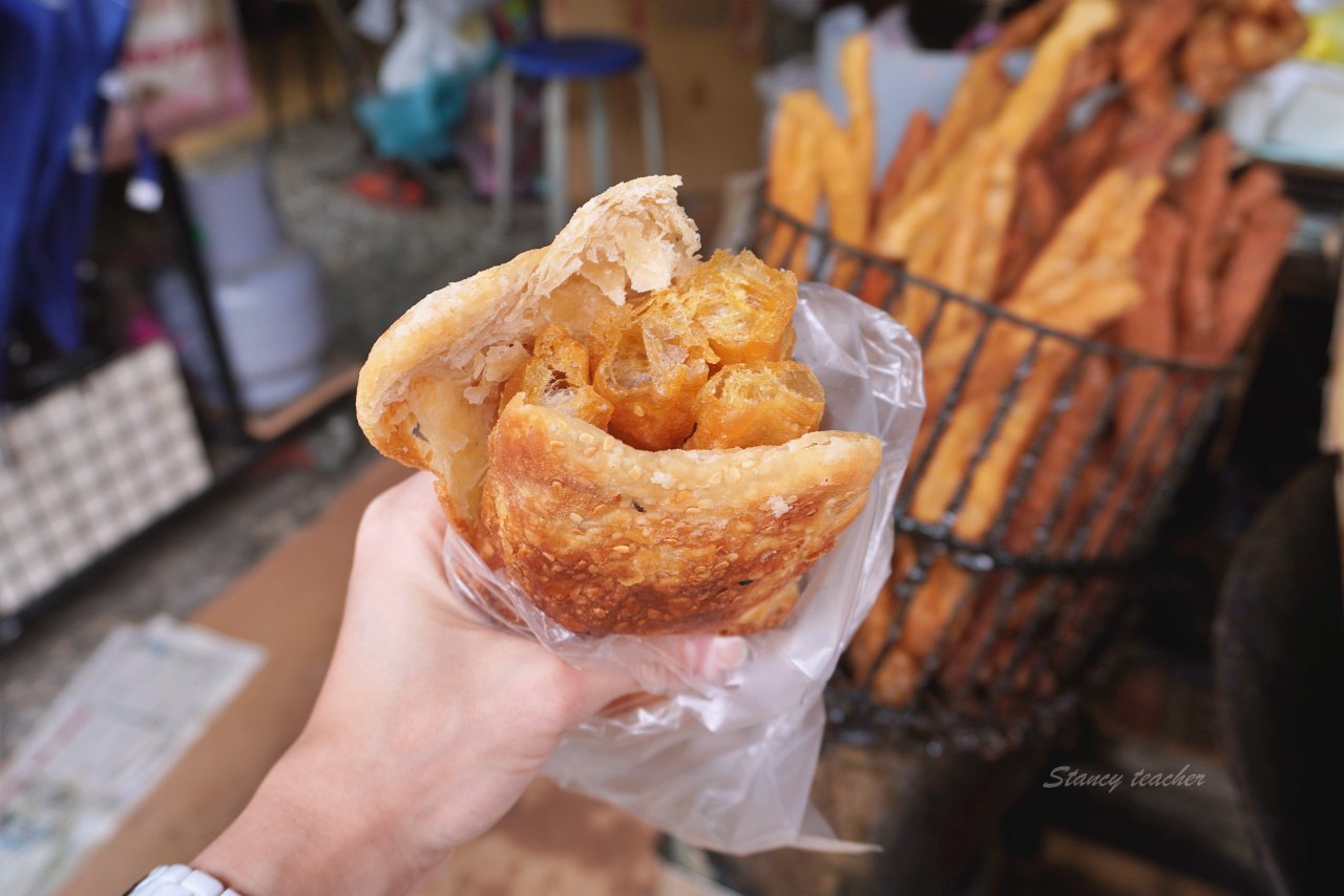 淡水鎮中正路312號中式早餐，髒髒舊舊的中式早餐店，吃一次就讓我放生的燒餅油條