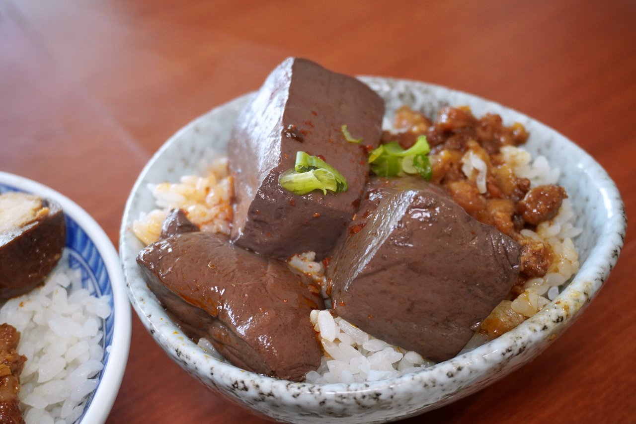 半天紅麻辣館・不辣館，花蓮新城鄉佳興冰果店對面川味牛肉麵香麻過癮、麻辣鴨滷飯也好吃