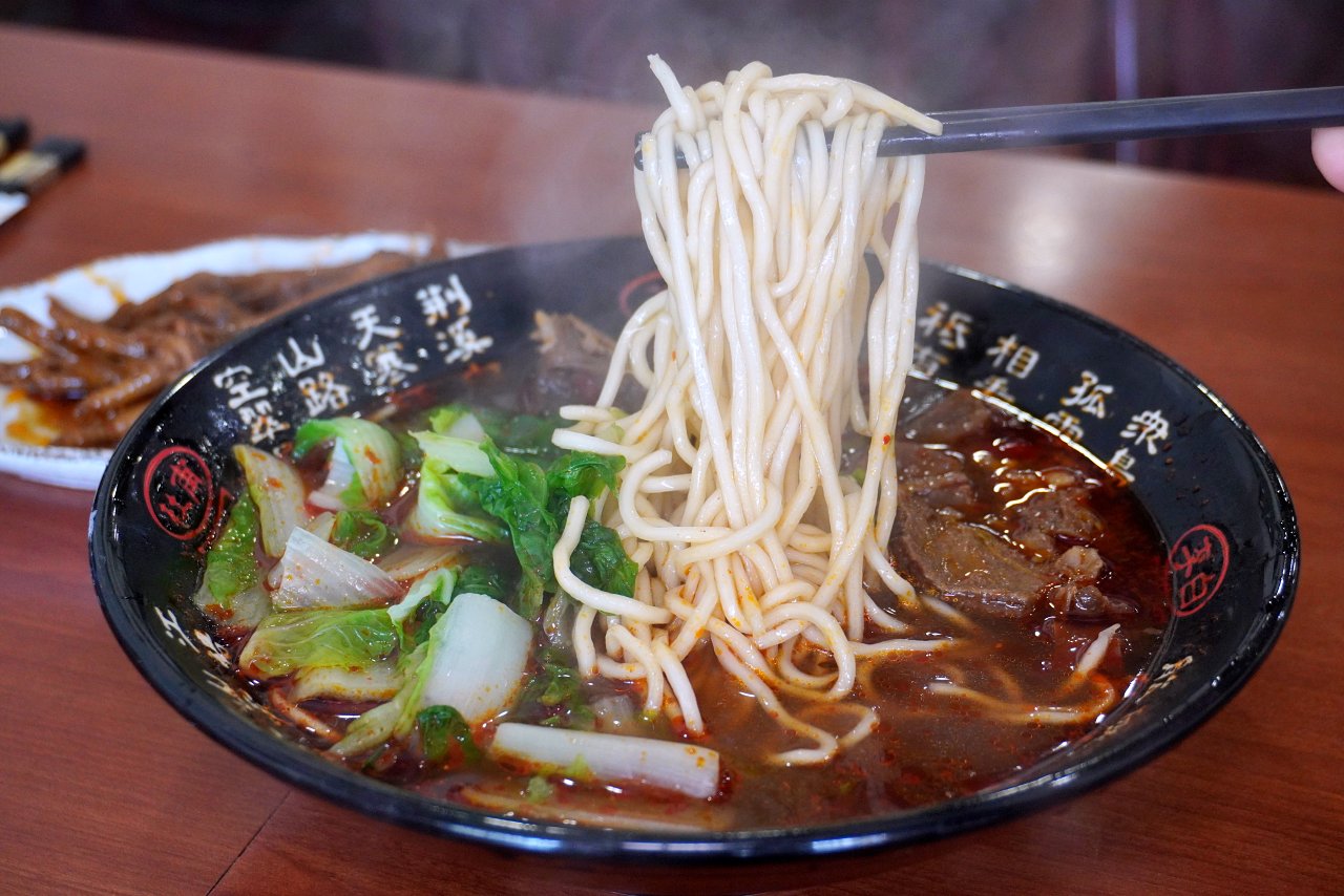 半天紅麻辣館・不辣館，花蓮新城鄉佳興冰果店對面川味牛肉麵香麻過癮、麻辣鴨滷飯也好吃