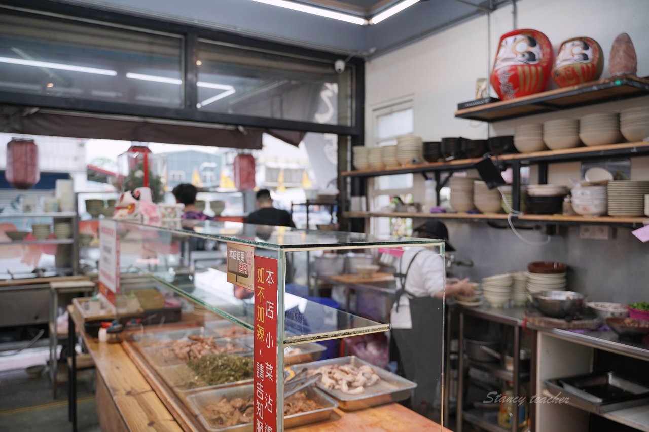 花蓮慶豐麵店 主打扁食麵料多味美，各式小菜醃燻滷味才是重點 太晚來就賣光吃不到