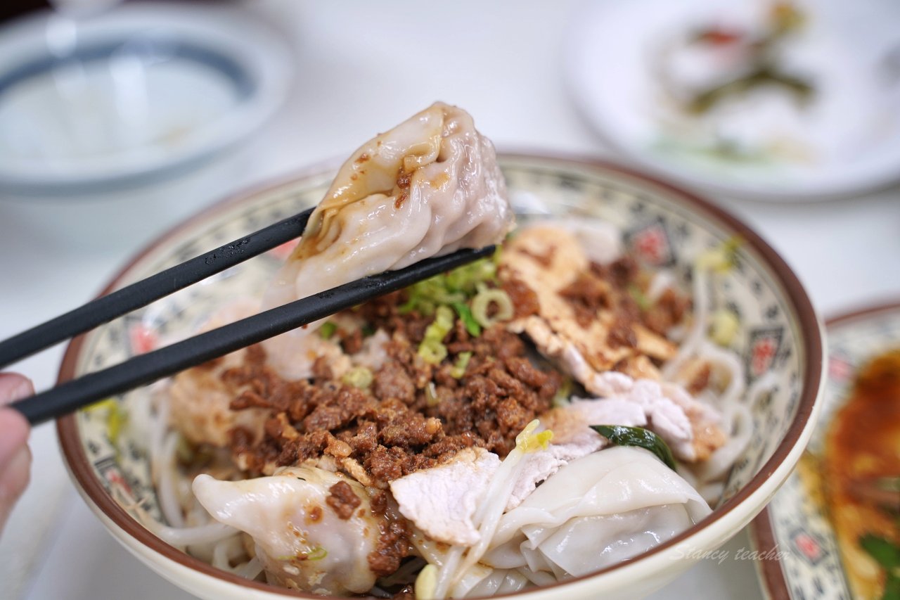 花蓮慶豐麵店 主打扁食麵料多味美，各式小菜醃燻滷味才是重點 太晚來就賣光吃不到