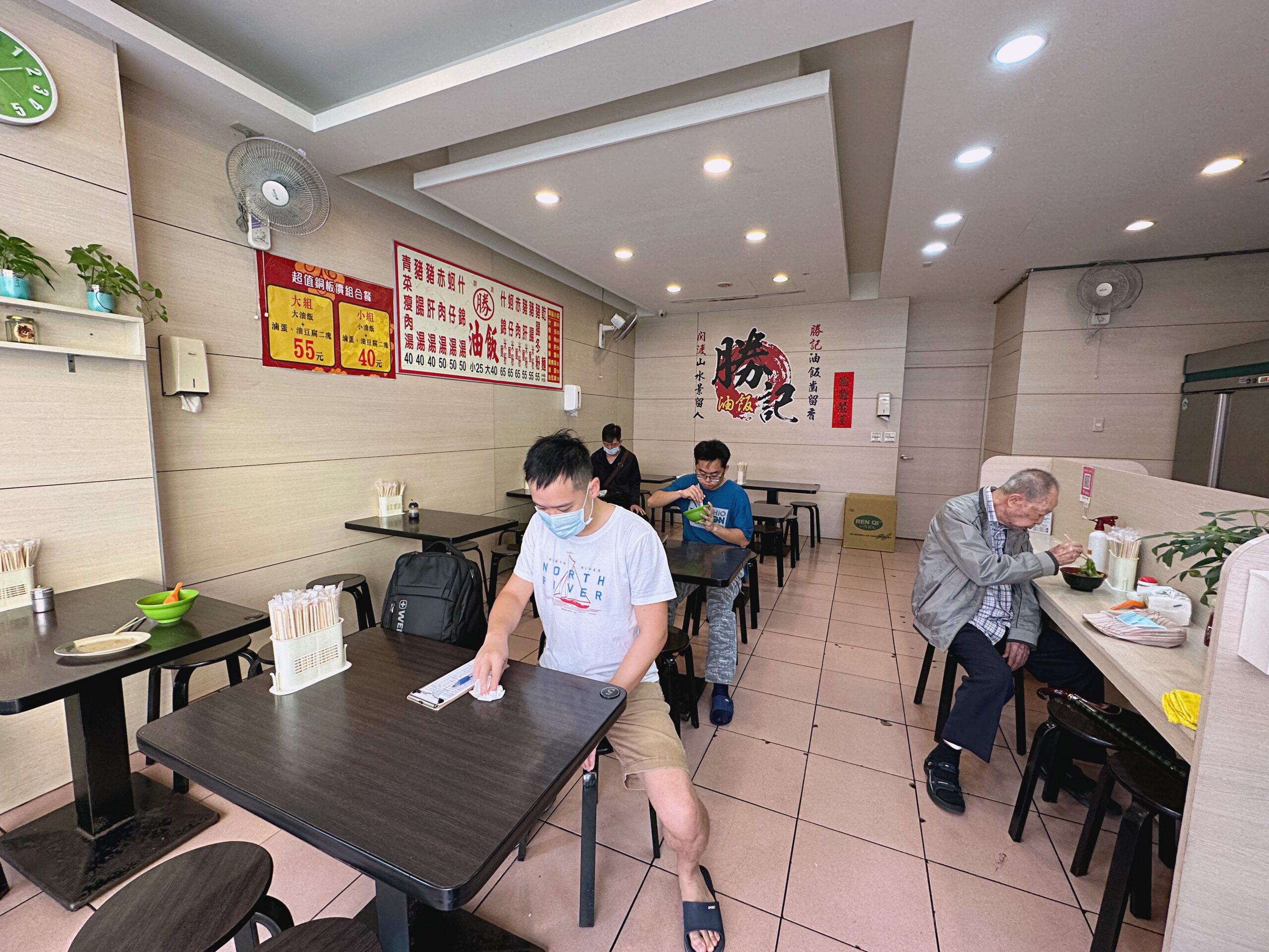 勝記油飯淡水店，油飯滷蛋油豆腐一套$55元好滿足，淡大美食內用加湯不用錢