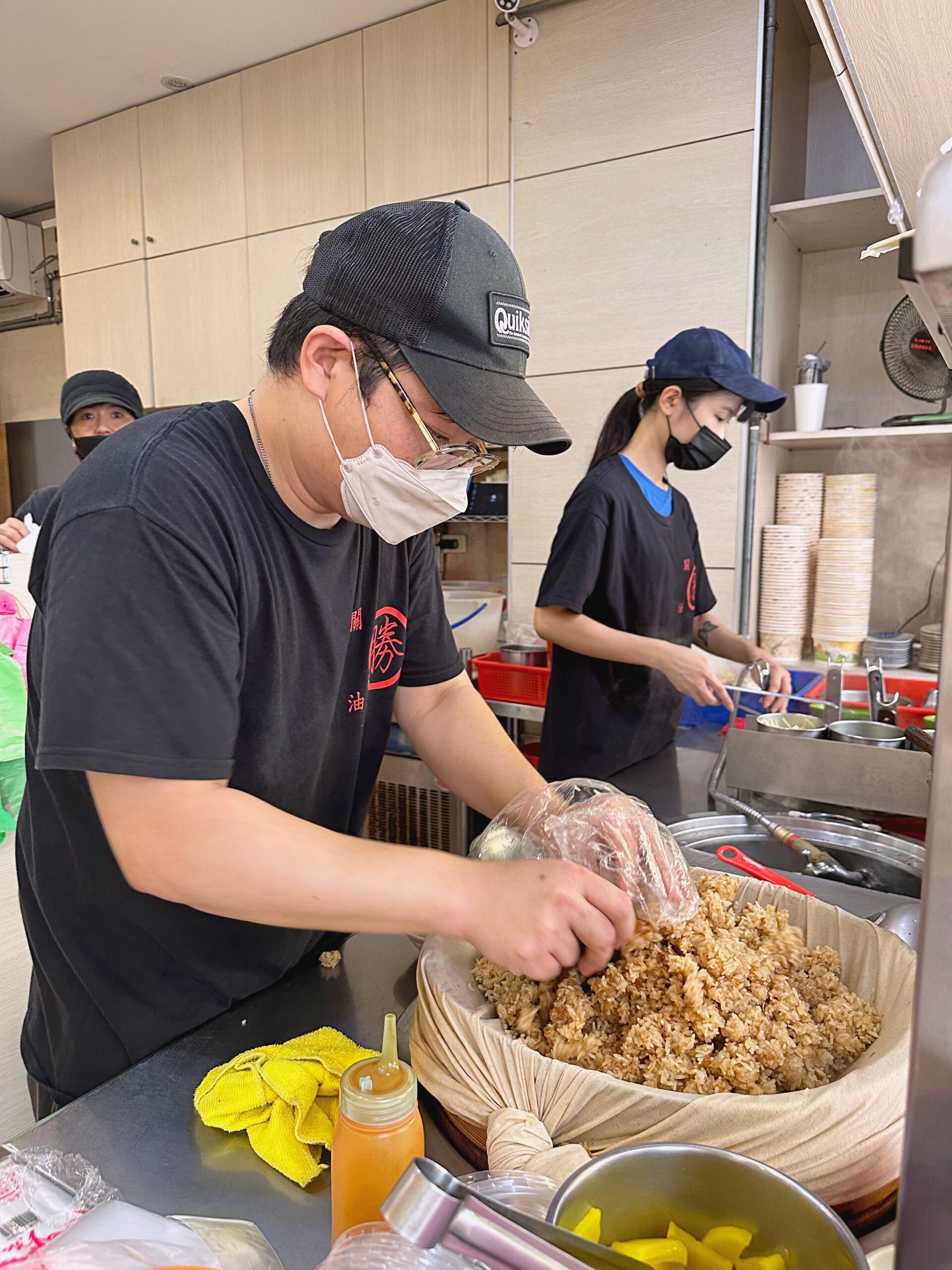 勝記油飯淡水店，油飯滷蛋油豆腐一套$55元好滿足，淡大美食內用加湯不用錢