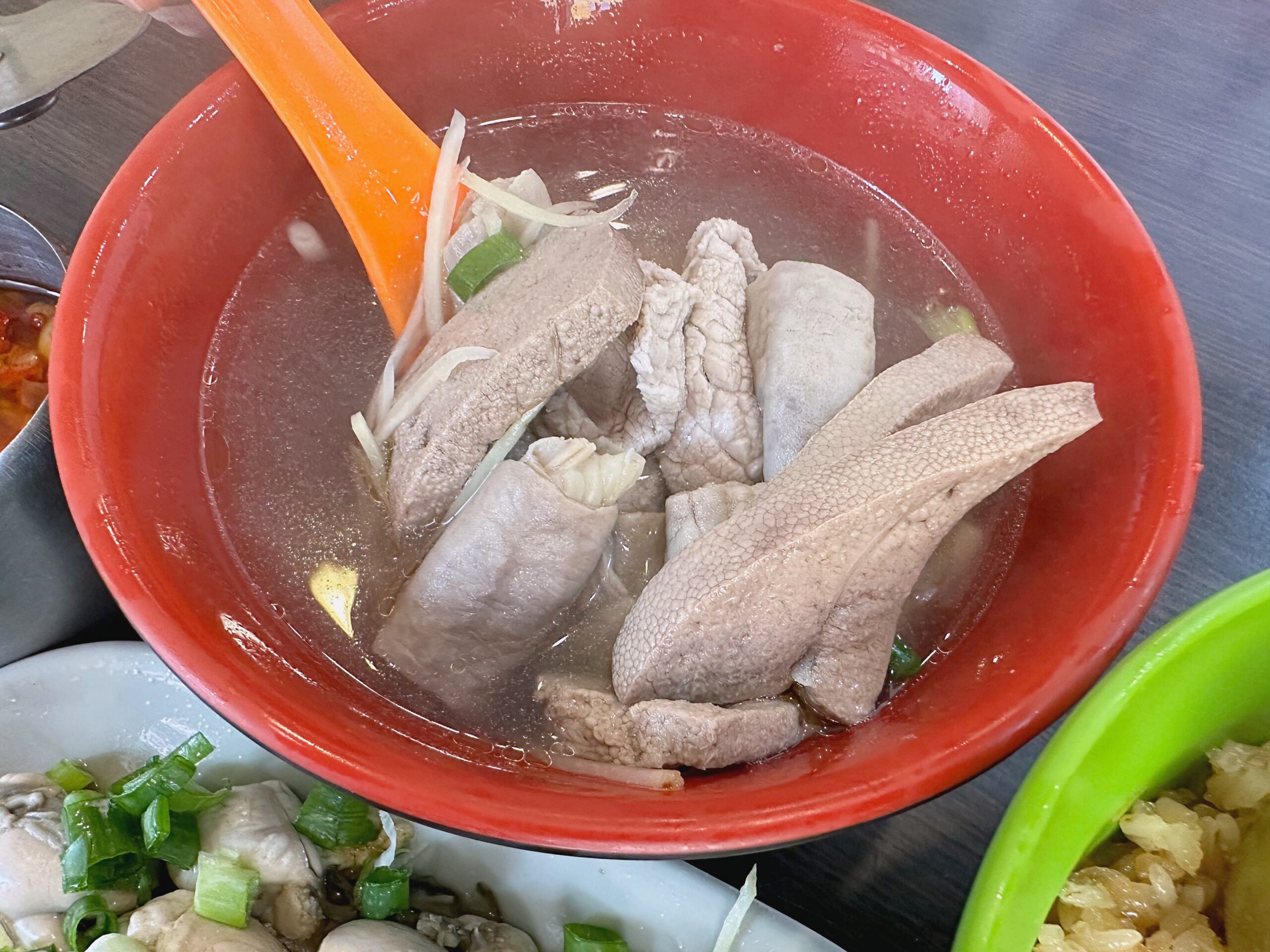 勝記油飯淡水店，油飯滷蛋油豆腐一套$55元好滿足，淡大美食內用加湯不用錢