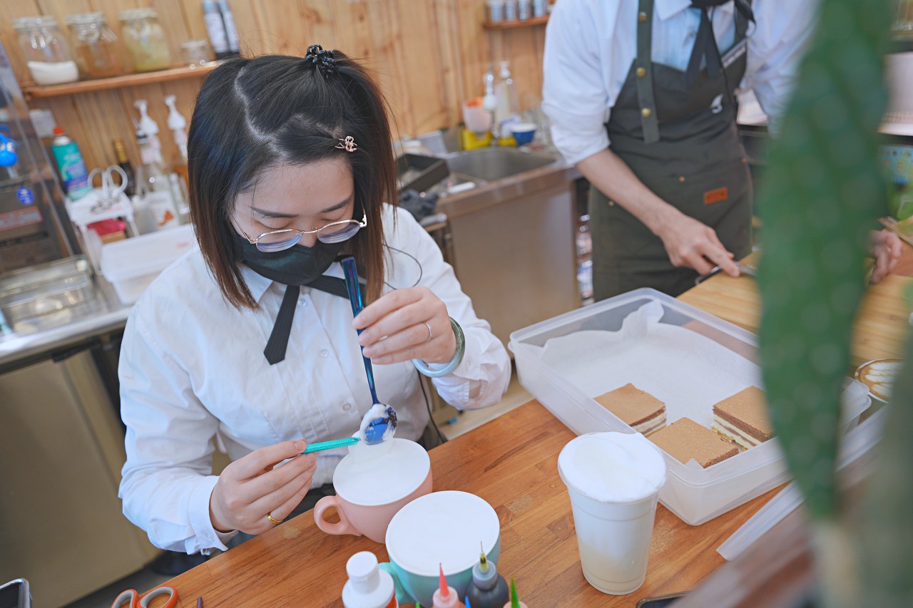 野薑花與貓庭園咖啡，桃園龍潭寵物友善多人聚餐推薦餐廳 特色野薑花料理餐點跟喵喵玩耍零距離（菜單價格）