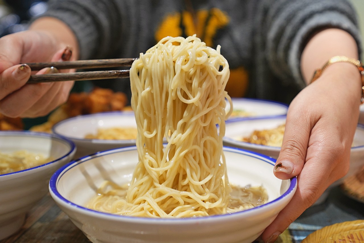 山禾堂拉麵吃到飽｜只要359七口味拉麵叉燒溫泉蛋狂疊蔥量狂加，大湖草莓沒良心全都吃到飽