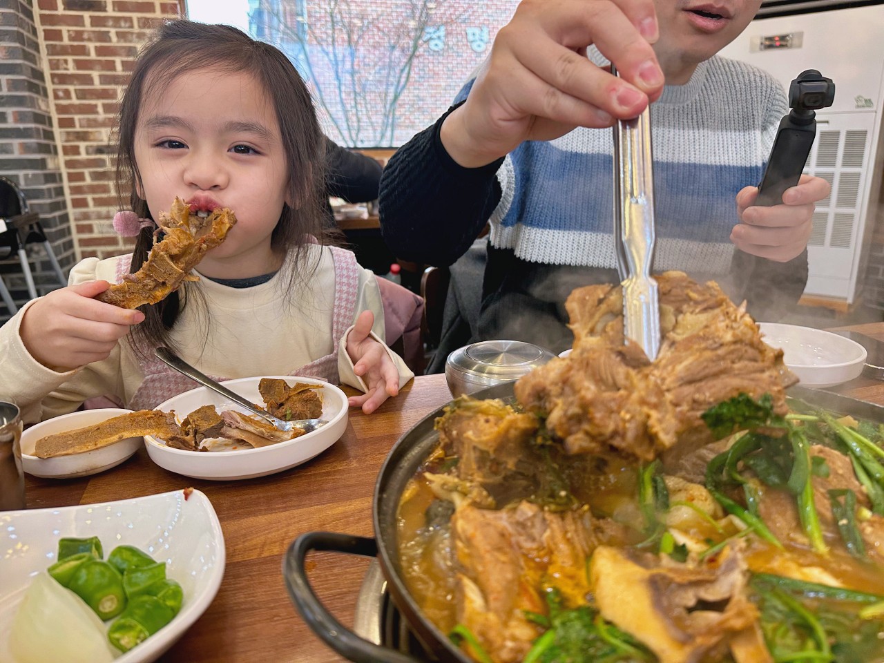 2023韓國必吃 白骨天堂 韓式馬鈴薯排骨湯推薦 濃郁大醬微微辣感肉超多好過癮小菜免費續
