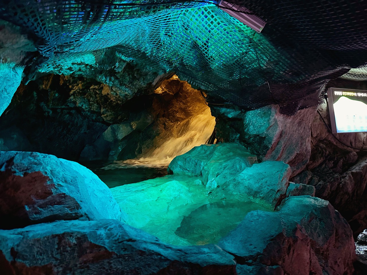 韓國首爾景點推薦 京畿道光明洞窟 一秒掉進阿凡達奇幻世界 超精彩燈光秀必看