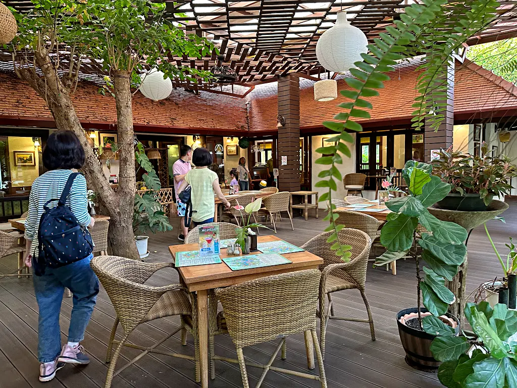泰國清邁 地平線鄉村度假村HORIZON VILLAGE & RESORT 蘭多麥餐廳Tong Goaw ，泰式湖畔風情度假飯店餐廳