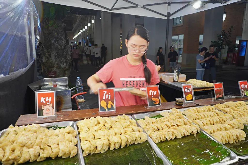 泰國清邁尼曼一號One Nimman 越夜越美麗文創異國美食還有忠犬小八出沒