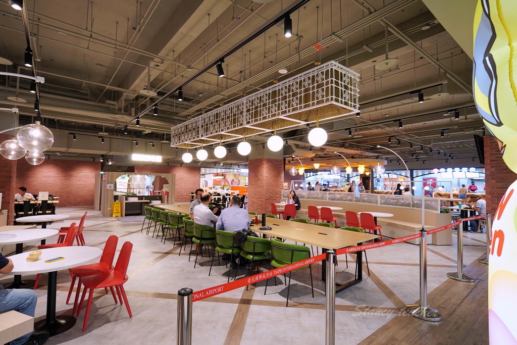 松山機場2F美食廣場｜松山機場第二航廈美食商場全新改裝竟然還可以吃到胡同燒肉星巴克摩斯漢堡