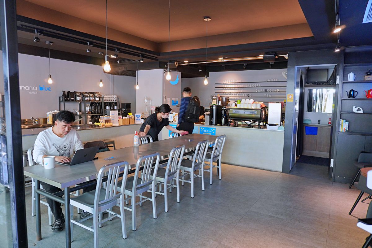Banana Blue Coffee 大直店 大直美麗華百貨商圈平價美式咖啡館 藍色香蕉招牌超醒目
