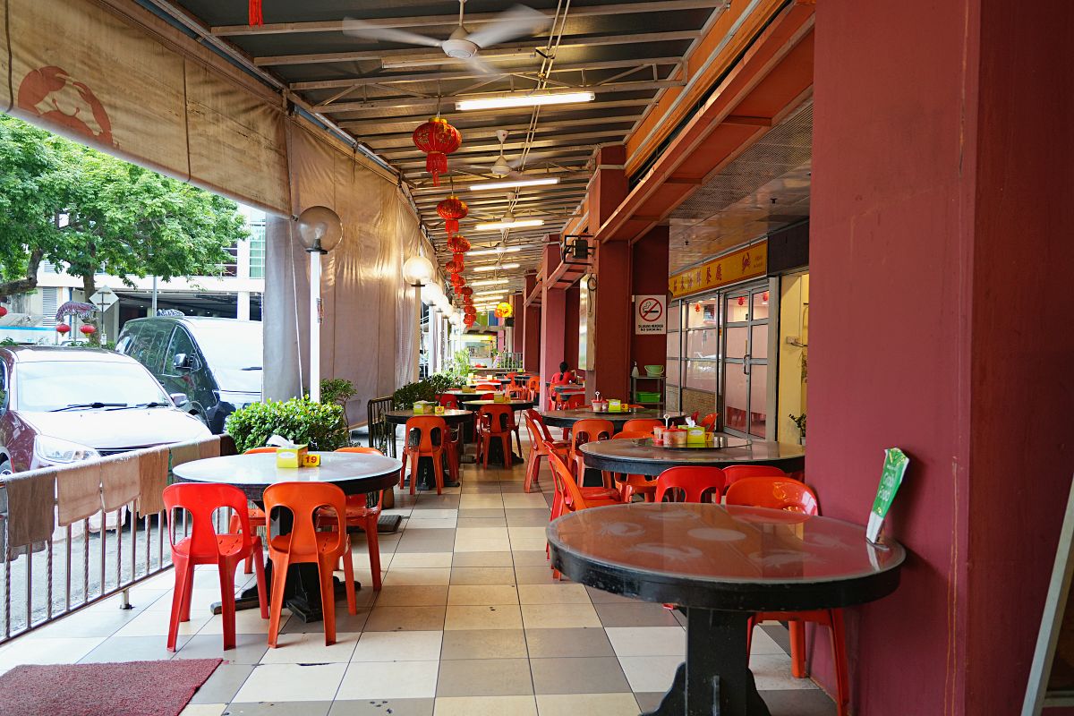沙巴海鮮餐廳「大茄來海鮮餐廳」生意好到一整條街區全是他們家，海鮮熱炒好吃但炒飯有雷