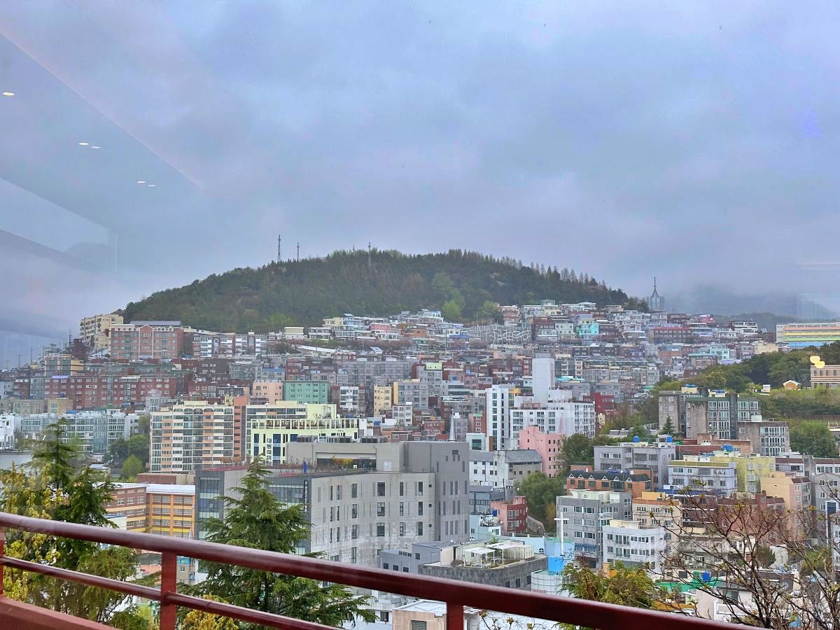 釜山塔(鑽石塔)，四樓咖啡廳不限時聊天賞景雨天備案，遊客好少氣氛超棒。