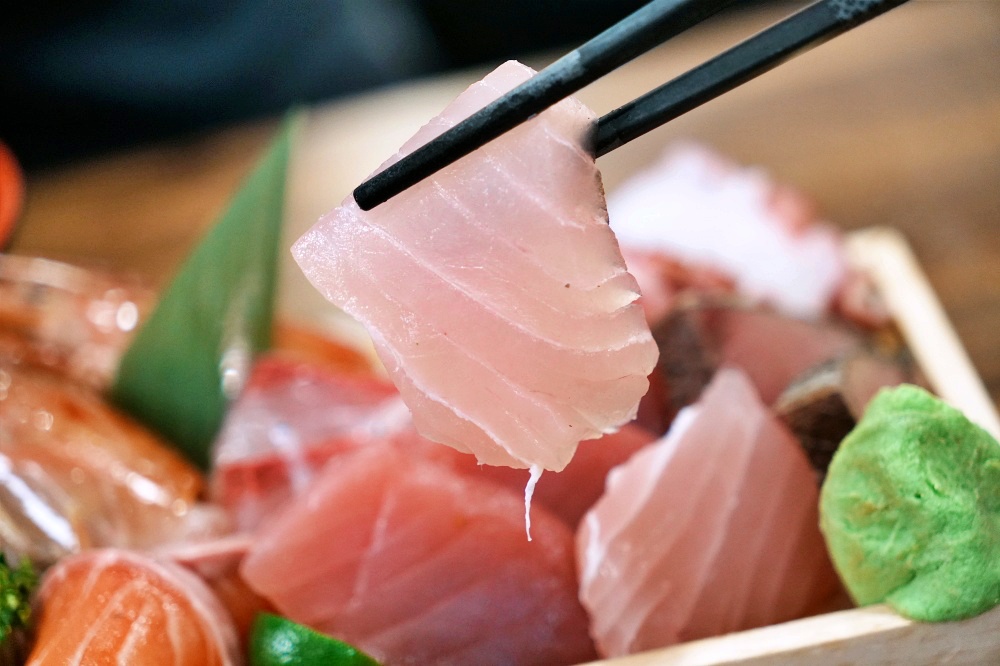 板橋生魚片「大家樂鮮魚舖」華江黃昏市場生魚片丼飯內用鮮魚湯免費喝澎湖海鮮直送尚蓋青