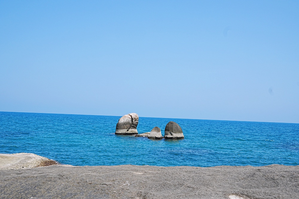 蘇美島景點「阿公阿媽石」（祖父母石）浮誇拍照是見證偉大愛情的祝福