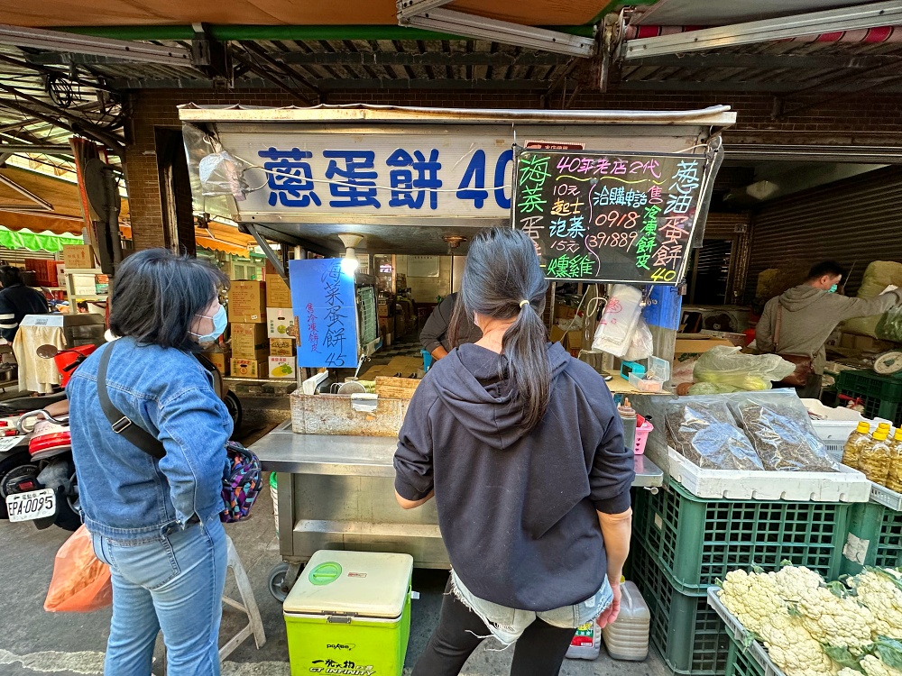 澎湖北辰市場必吃-北辰海菜蛋餅澎湖蔥油餅滿滿海味加上脆口小黃瓜加辣超過癮