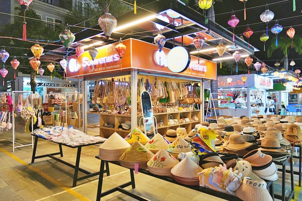 富國島夜市「Sonasea Phu Quoc Night Market 」按摩店、大排檔、水果攤噴水池廣場超美