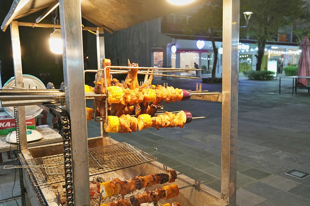 富國島夜市「Sonasea Phu Quoc Night Market 」按摩店、大排檔、水果攤噴水池廣場超美