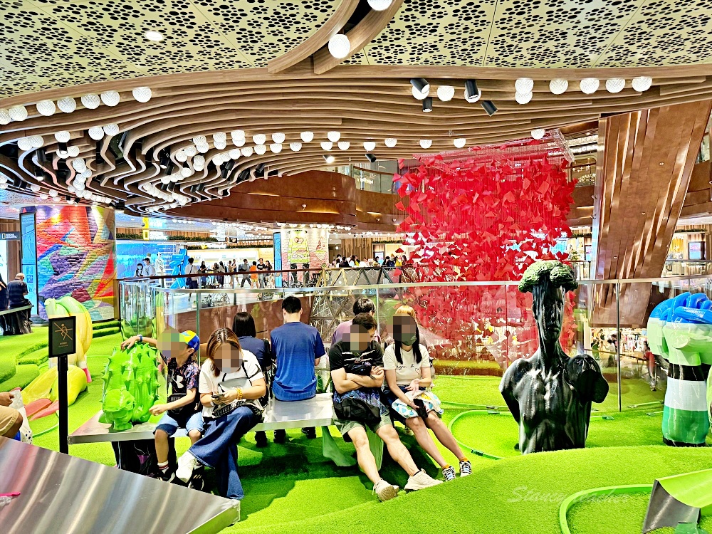 香港自由行景點「K11 購物藝術館」潮流精品文藝集散地，頂樓空中花園孔雀溜滑梯好刺激