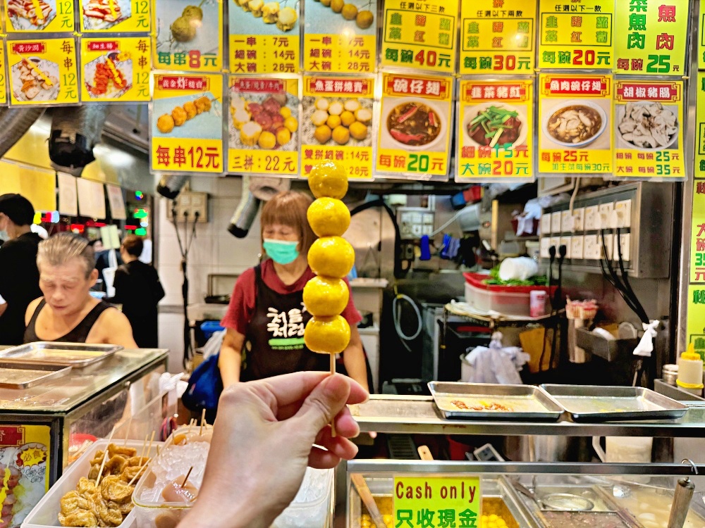香港美食糖水佬，香港必吃甜品榴槤糯米滋、糖不甩、海盜船、芒果涼粉
