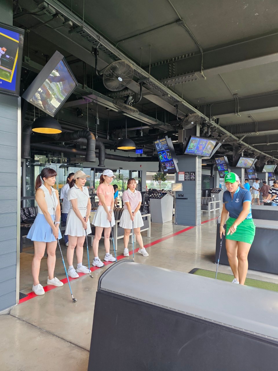 泰國高爾夫球俱樂部「Topgolf Megacity」曼谷運動酒吧泰國貴婦行程一定要來
