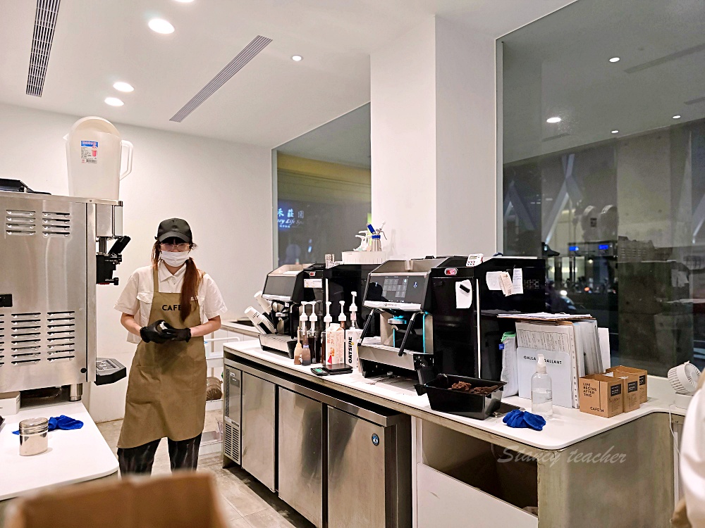 中山區不限時咖啡廳「CAFE!N 硬咖啡 民權店」二層樓純白空間不想人擠人這時段來包場真舒服