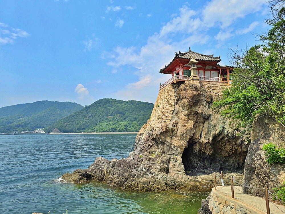 廣島自由行景點「阿伏兔觀音」佇立懸崖海角上千年絕景寺廟驚見乳房御守太新奇此生必去