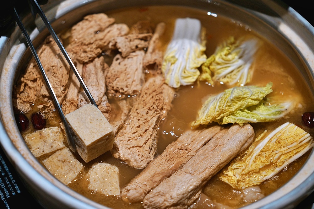 台北好喝雞湯「星曜雞湯」最強雞湯火鍋超越驥園的人蔘花膠蟲草雞湯香醇濃郁滴滴精華