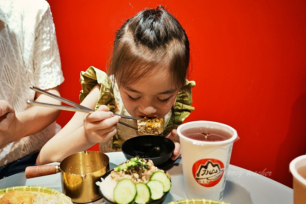 宜蘭臭豆腐「刀山臭豆腐」梅花湖隱藏版美食上刀山下油鍋創意金沙豆腐、臭滷飯必吃