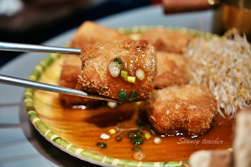 宜蘭臭豆腐「刀山臭豆腐」梅花湖隱藏版美食上刀山下油鍋創意金沙豆腐、臭滷飯必吃